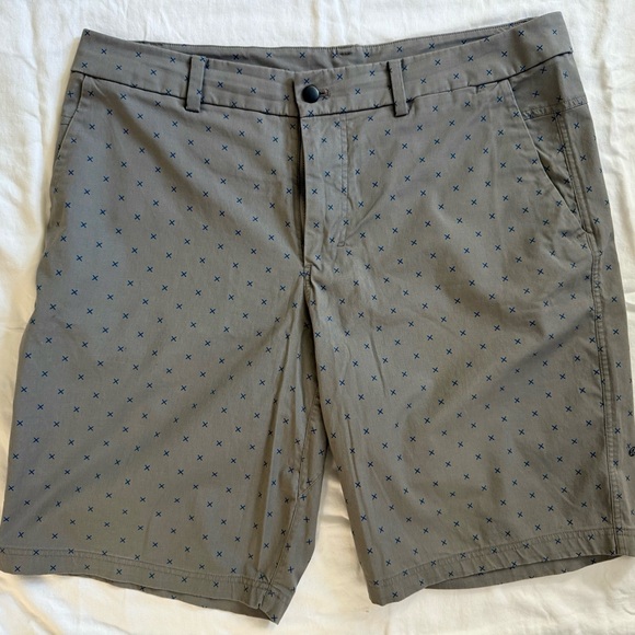 Lululemon Commission Shorts – Men’s 40 – Gray – 11” Inseam – EUC - Picture 1 of 3